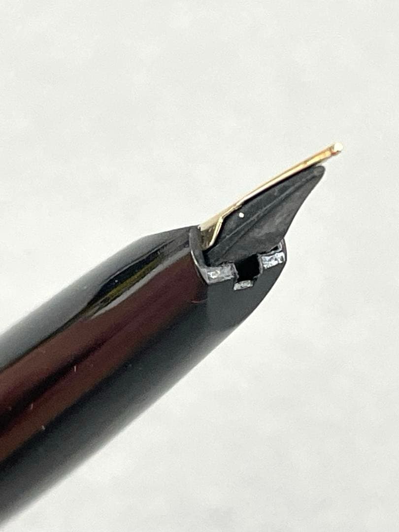 Pilot super quality black fountain pen with gold decoration, black ink bottle, dedicated case, and instruction manual