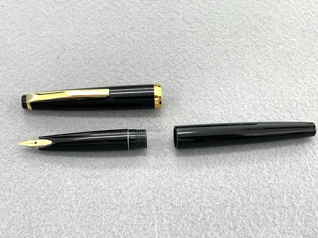 Pilot super quality black fountain pen with gold decoration, black ink bottle, dedicated case, and instruction manual