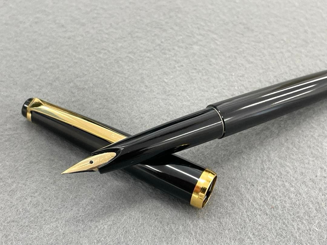 Pilot super quality black fountain pen with gold decoration, black ink bottle, dedicated case, and instruction manual