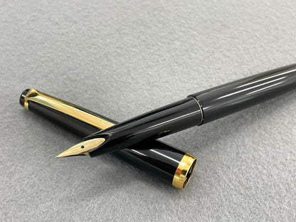 Pilot super quality black fountain pen with gold decoration, black ink bottle, dedicated case, and instruction manual