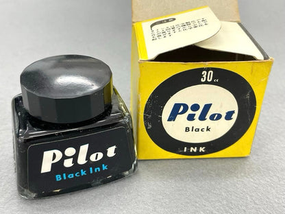 Pilot super quality black fountain pen with gold decoration, black ink bottle, dedicated case, and instruction manual