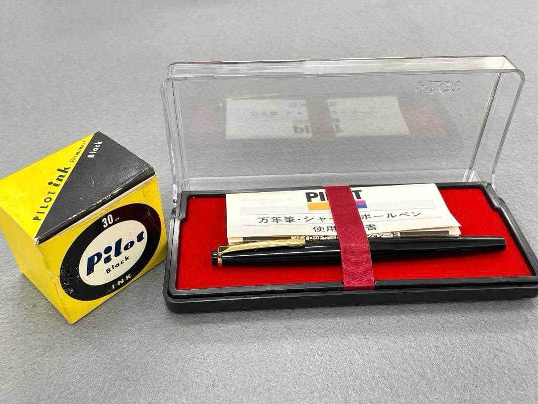 Pilot super quality black fountain pen with gold decoration, black ink bottle, dedicated case, and instruction manual