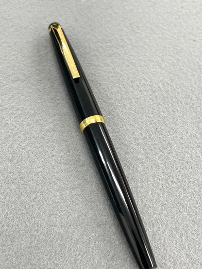Pilot super quality black fountain pen with gold decoration, black ink bottle, dedicated case, and instruction manual