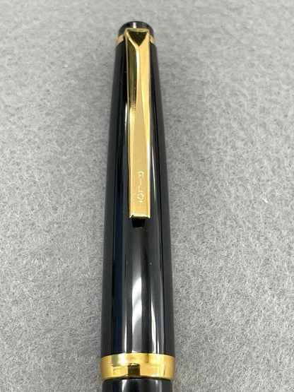 Pilot super quality black fountain pen with gold decoration, black ink bottle, dedicated case, and instruction manual