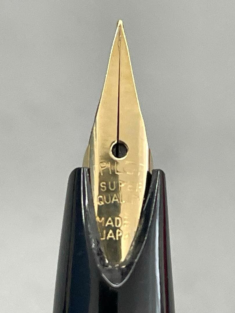 Pilot super quality black fountain pen with gold decoration, black ink bottle, dedicated case, and instruction manual