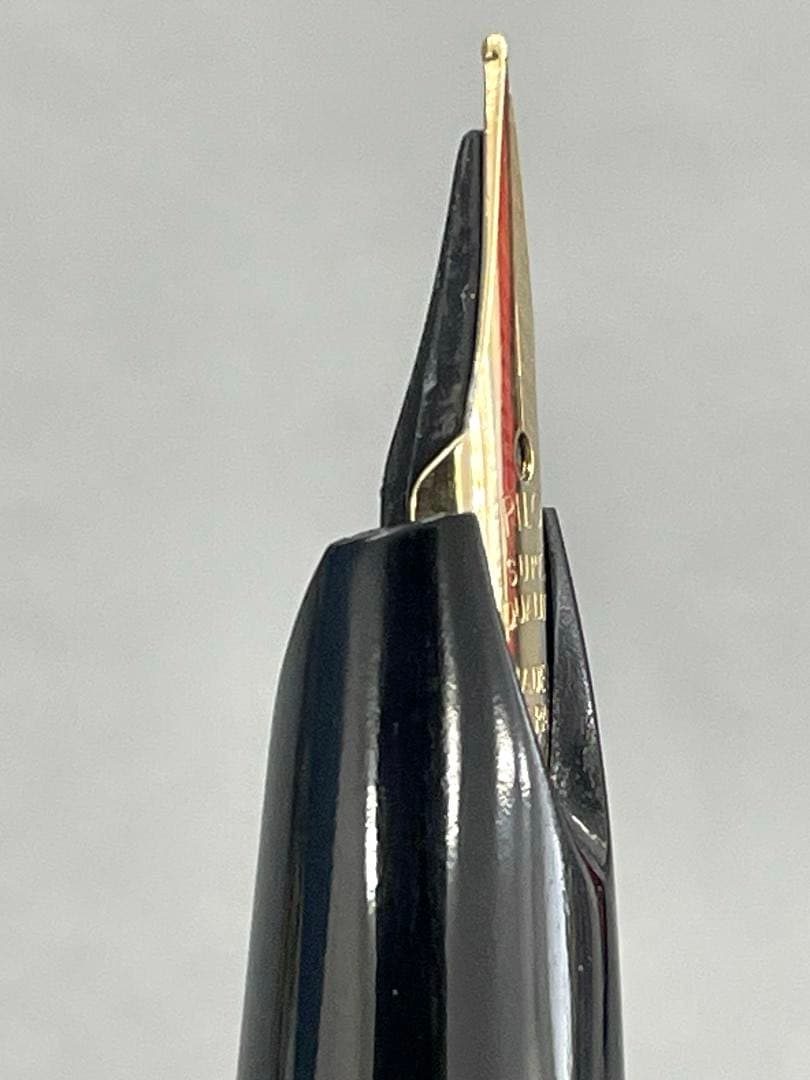 Pilot super quality black fountain pen with gold decoration, black ink bottle, dedicated case, and instruction manual