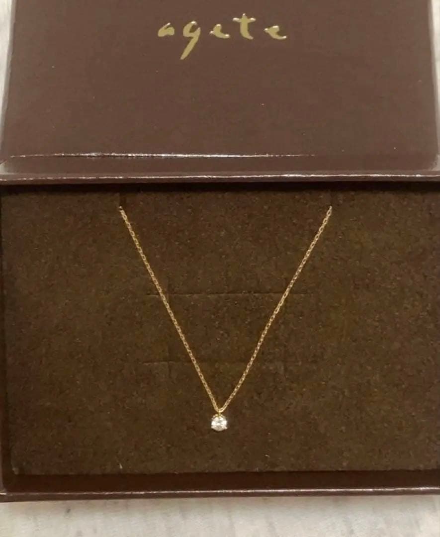Agate K18 gold necklace featuring a single 0.05 ct diamond on a delicate chain