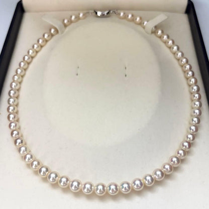 Akoya pearl necklace featuring 7.0mm round white pearls with aurora interference color on a 43cm strand