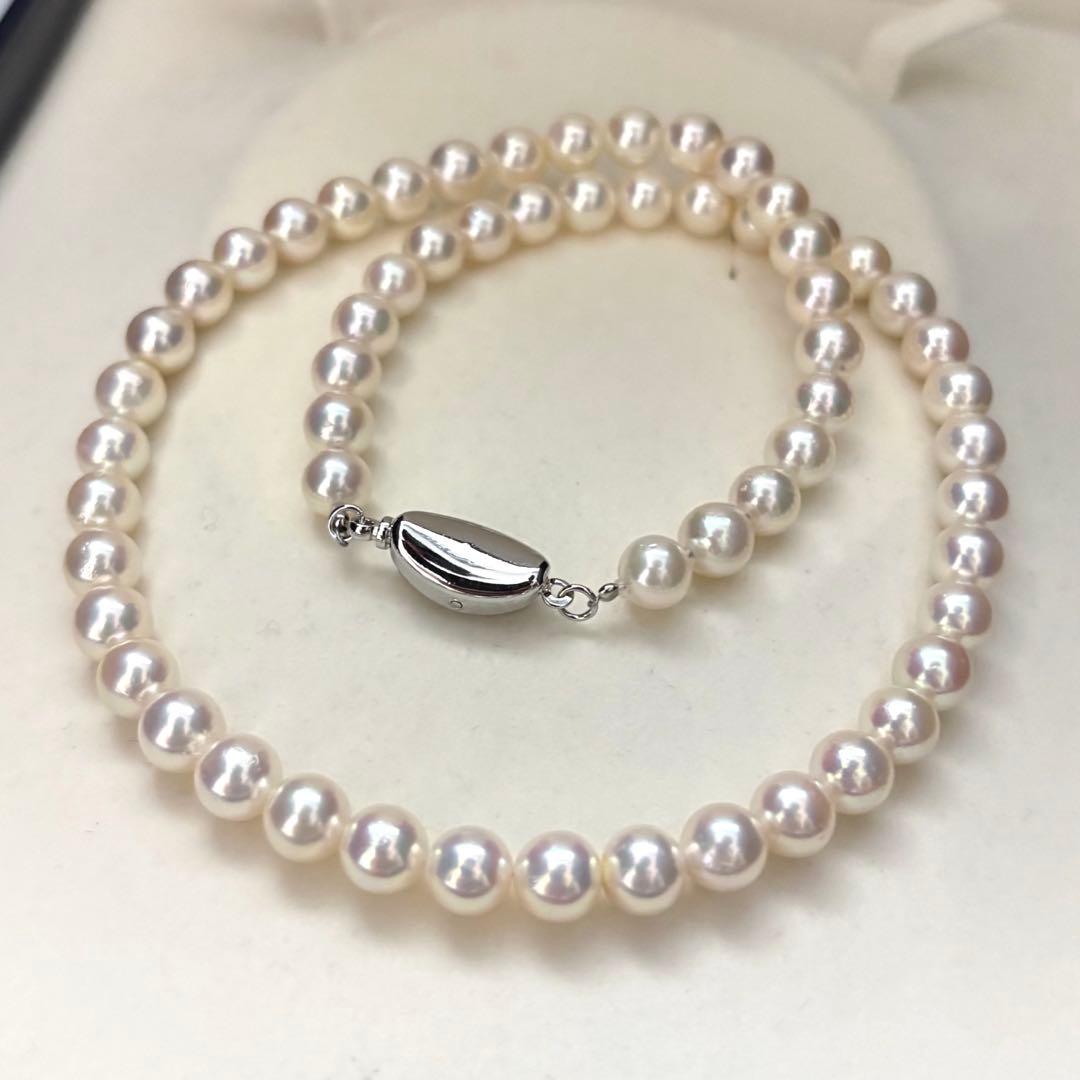 Akoya pearl necklace featuring 7.0mm round white pearls with aurora interference color on a 43cm strand