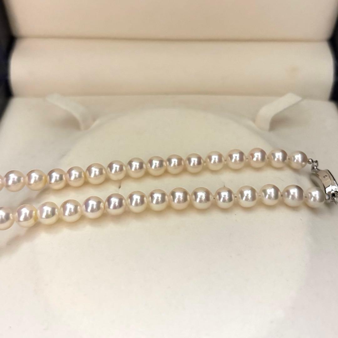 Akoya pearl necklace featuring 7.0mm round white pearls with aurora interference color on a 43cm strand