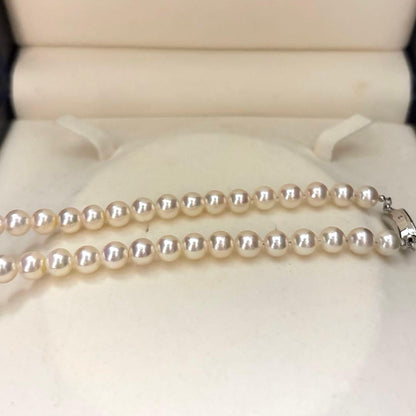 Akoya pearl necklace featuring 7.0mm round white pearls with aurora interference color on a 43cm strand