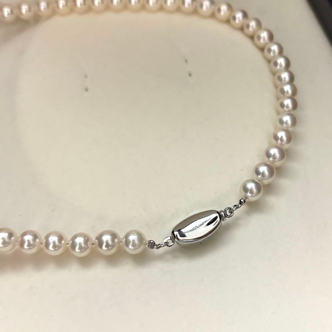 Akoya pearl necklace featuring 7.0mm round white pearls with aurora interference color on a 43cm strand