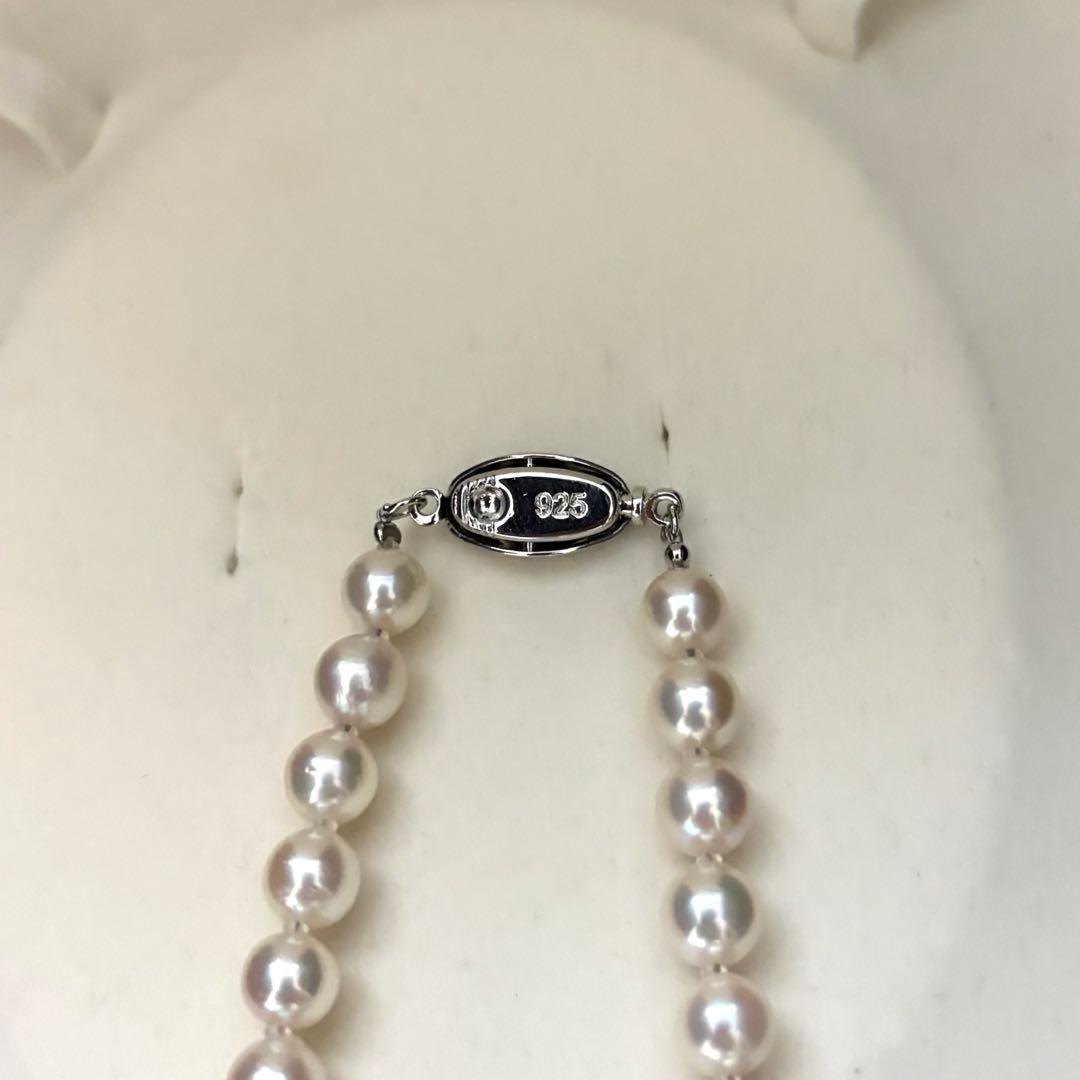 Akoya pearl necklace featuring 7.0mm round white pearls with aurora interference color on a 43cm strand