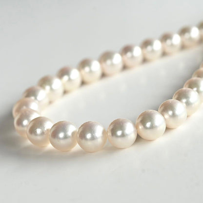 Takashi Akoya pearl necklace featuring 8.8mm round white pearls with WGK14 clasp on 45.5 cm chain