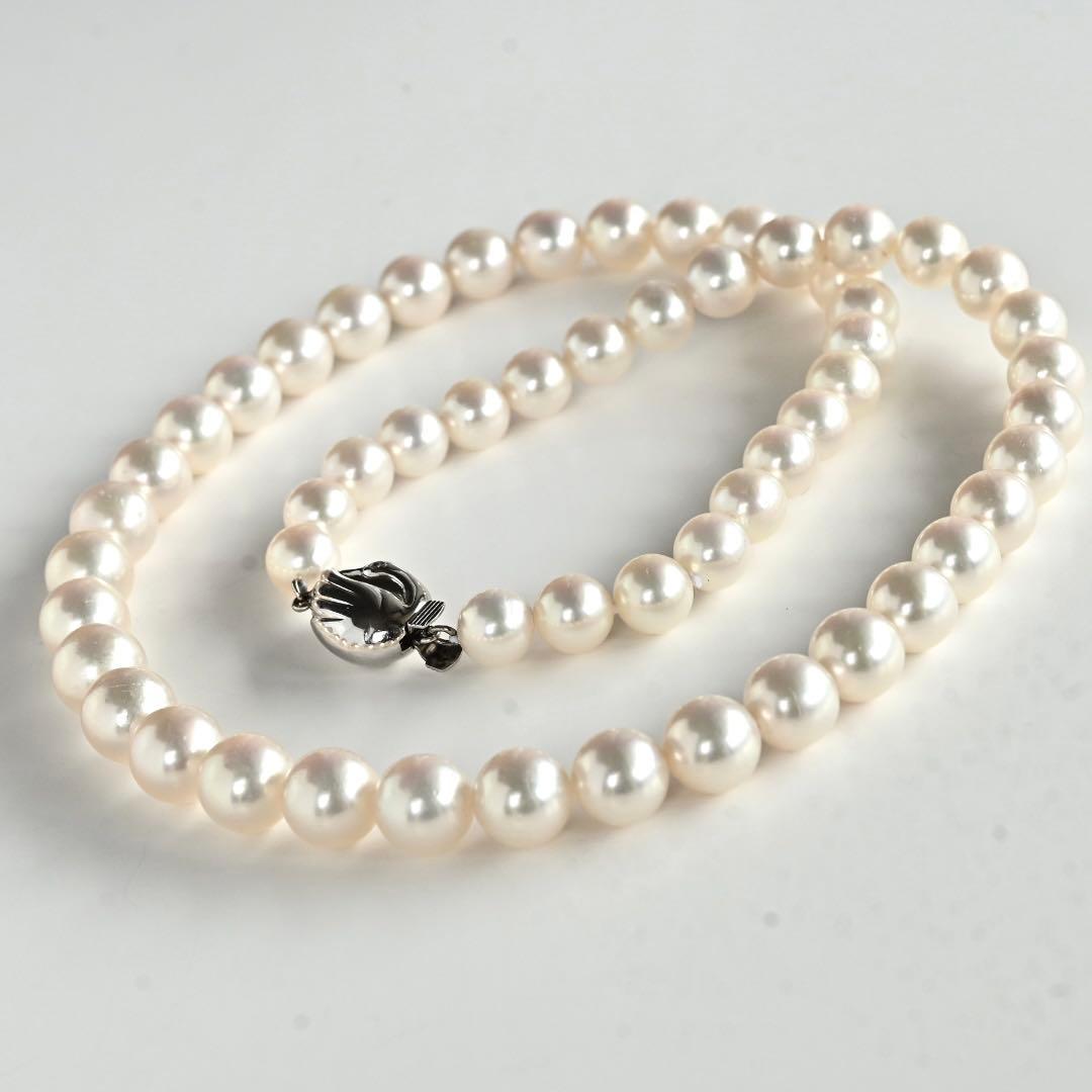 Takashi Akoya pearl necklace featuring 8.8mm round white pearls with WGK14 clasp on 45.5 cm chain