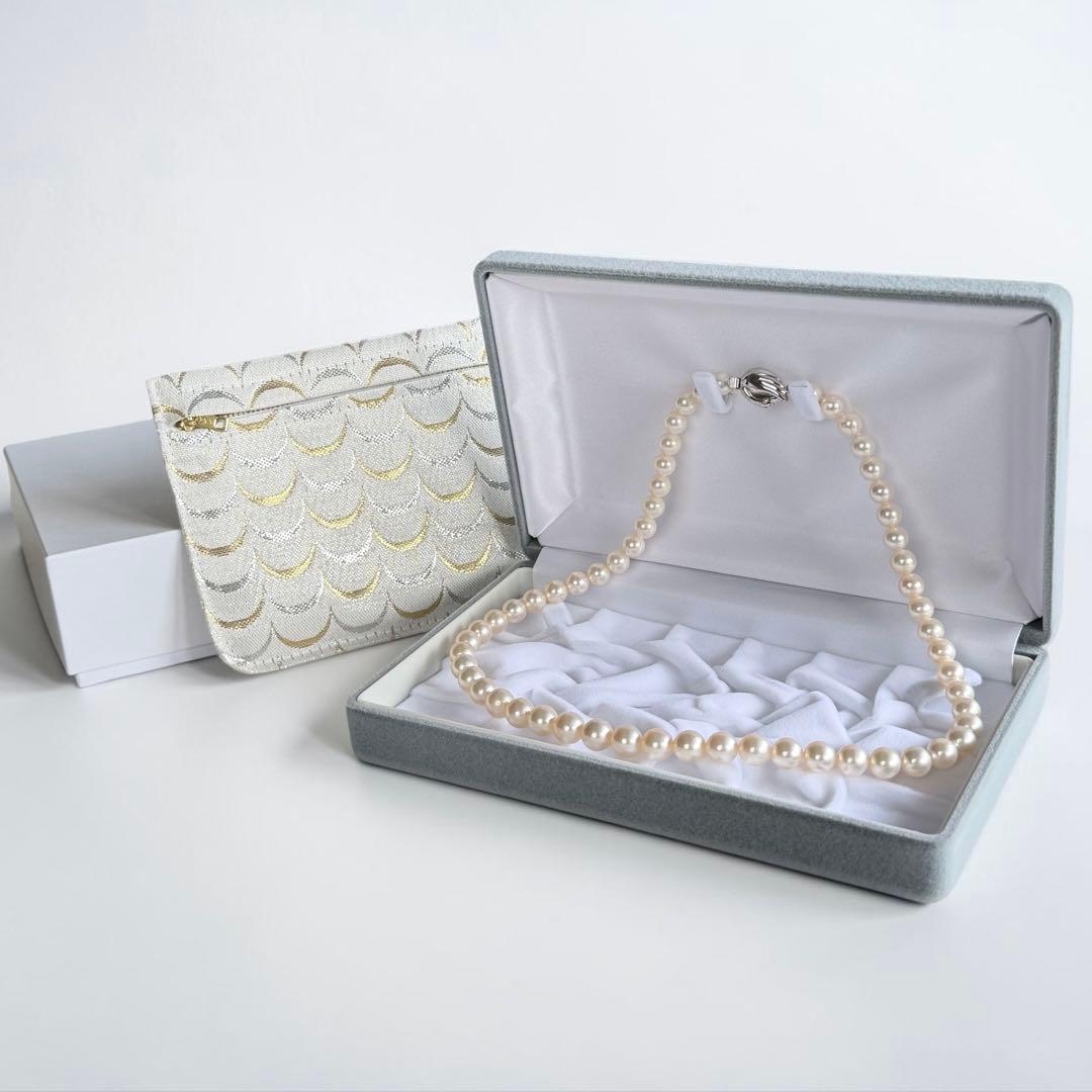 Takashi Akoya pearl necklace featuring 8.8mm round white pearls with WGK14 clasp on 45.5 cm chain