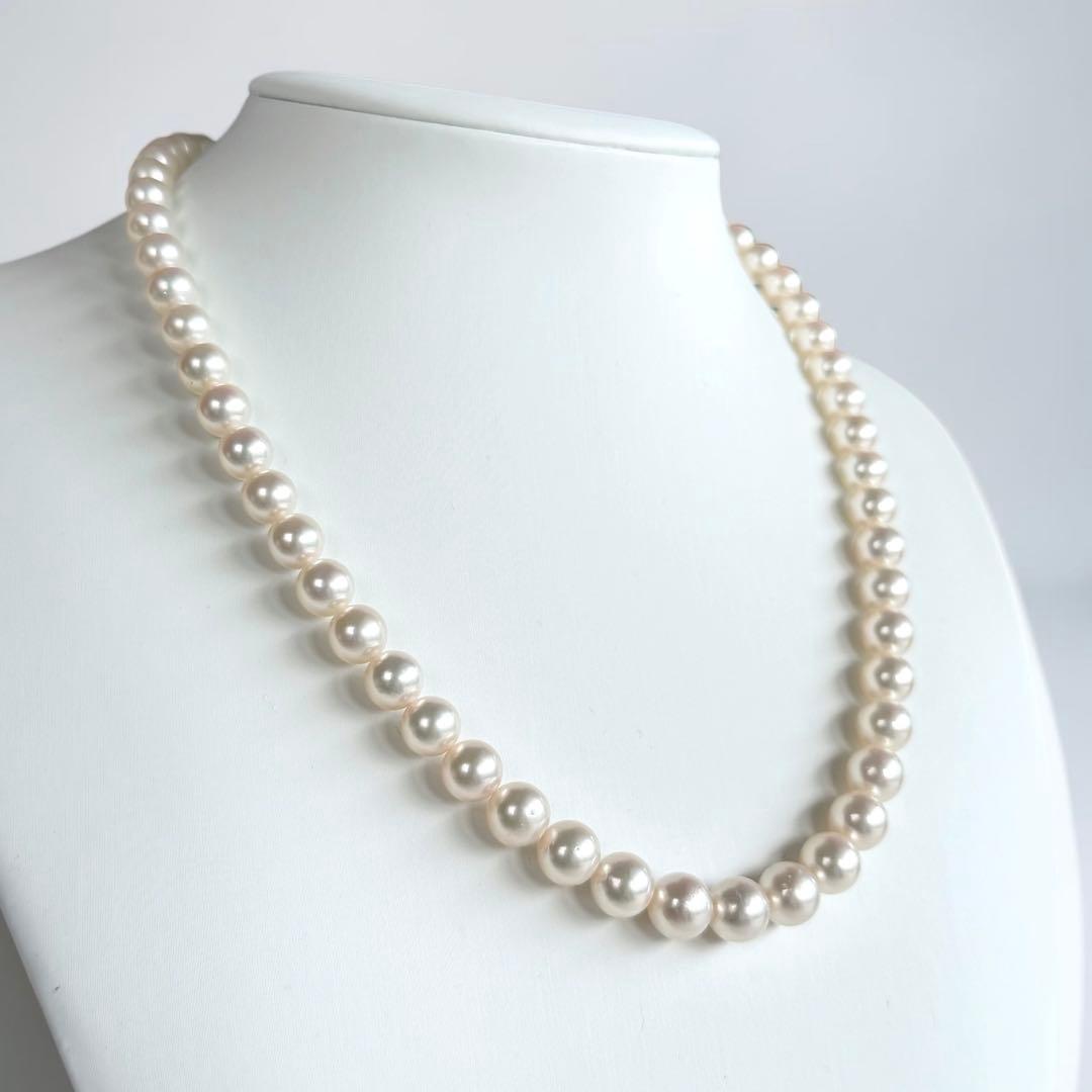 Takashi Akoya pearl necklace featuring 8.8mm round white pearls with WGK14 clasp on 45.5 cm chain
