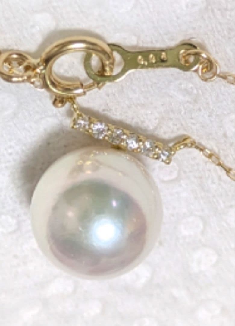 Kuro Akoya 8.6mm round pearl pendant necklace with 0.03ct diamond clasp in white green pink color
