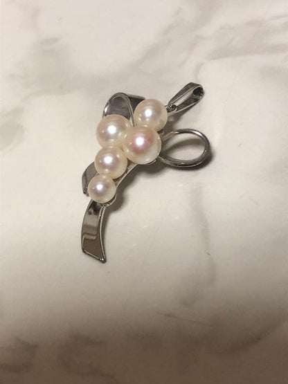Silver ribbon-shaped pendant top adorned with five white pearls