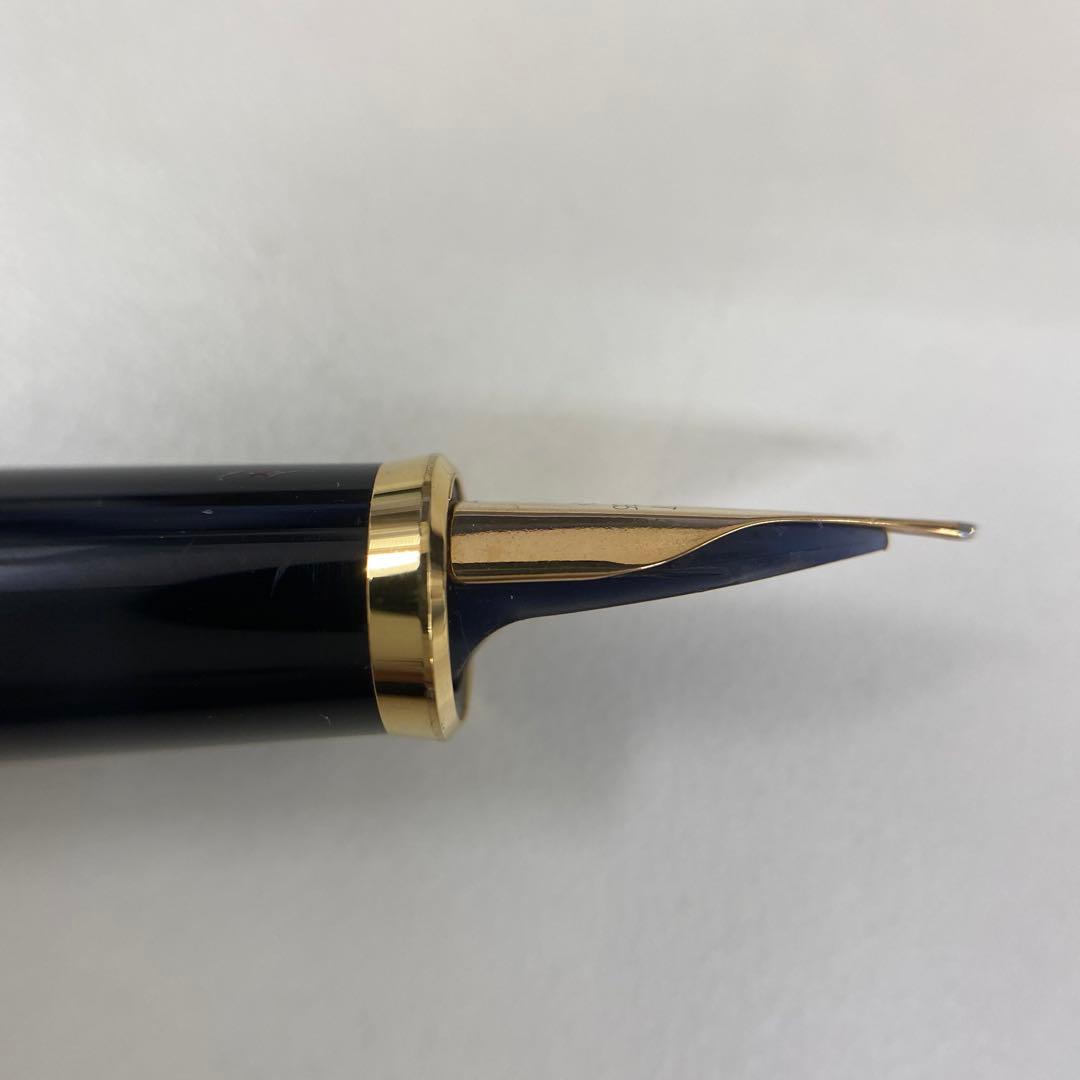 PILOT 585 K14 fountain pen with medium tip and gold K14 585 nib shown on white background
