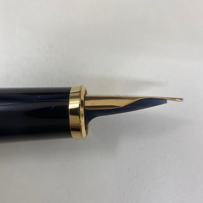 PILOT 585 K14 fountain pen with medium tip and gold K14 585 nib shown on white background