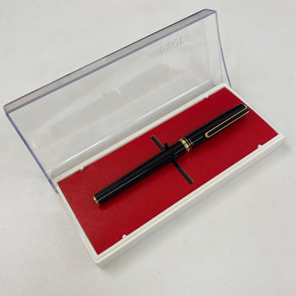 PILOT 585 K14 fountain pen with medium tip and gold K14 585 nib shown on white background