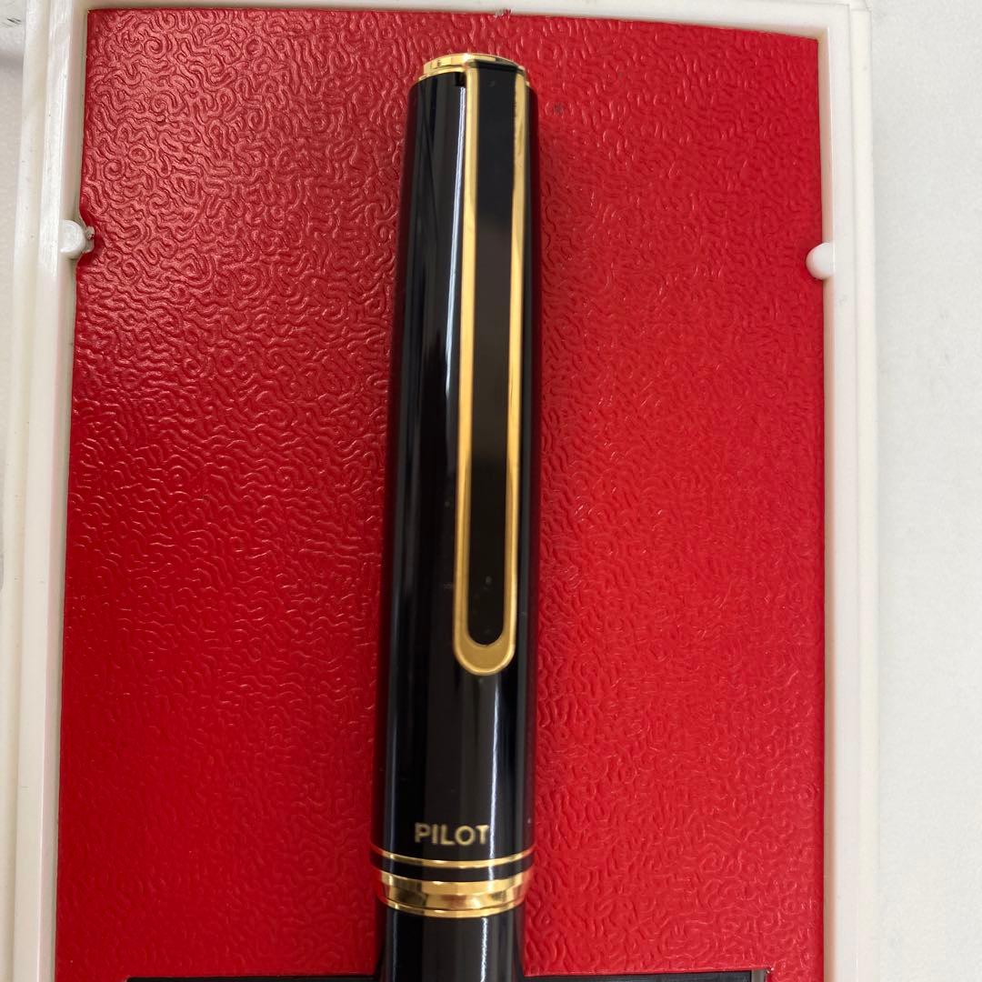 PILOT 585 K14 fountain pen with medium tip and gold K14 585 nib shown on white background