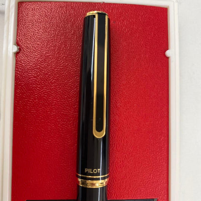 PILOT 585 K14 fountain pen with medium tip and gold K14 585 nib shown on white background