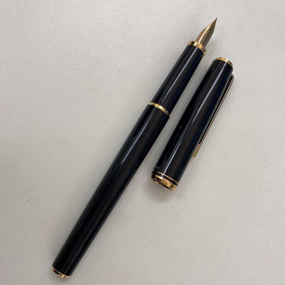 PILOT 585 K14 fountain pen with medium tip and gold K14 585 nib shown on white background