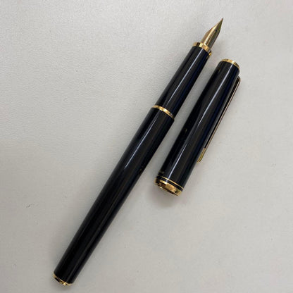 PILOT 585 K14 fountain pen with medium tip and gold K14 585 nib shown on white background
