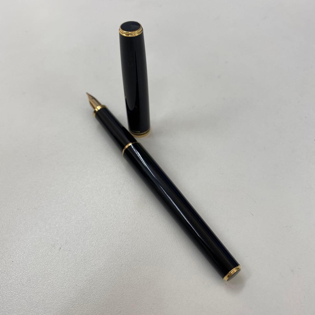 PILOT 585 K14 fountain pen with medium tip and gold K14 585 nib shown on white background