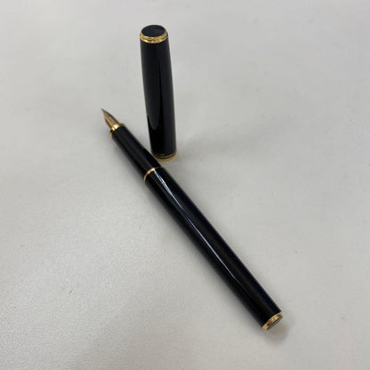 PILOT 585 K14 fountain pen with medium tip and gold K14 585 nib shown on white background