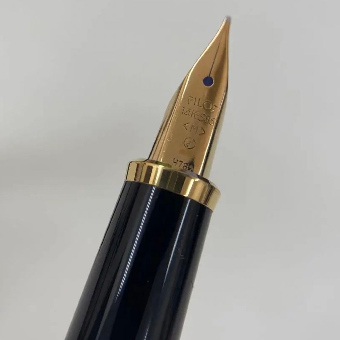 PILOT 585 K14 fountain pen with medium tip and gold K14 585 nib shown on white background