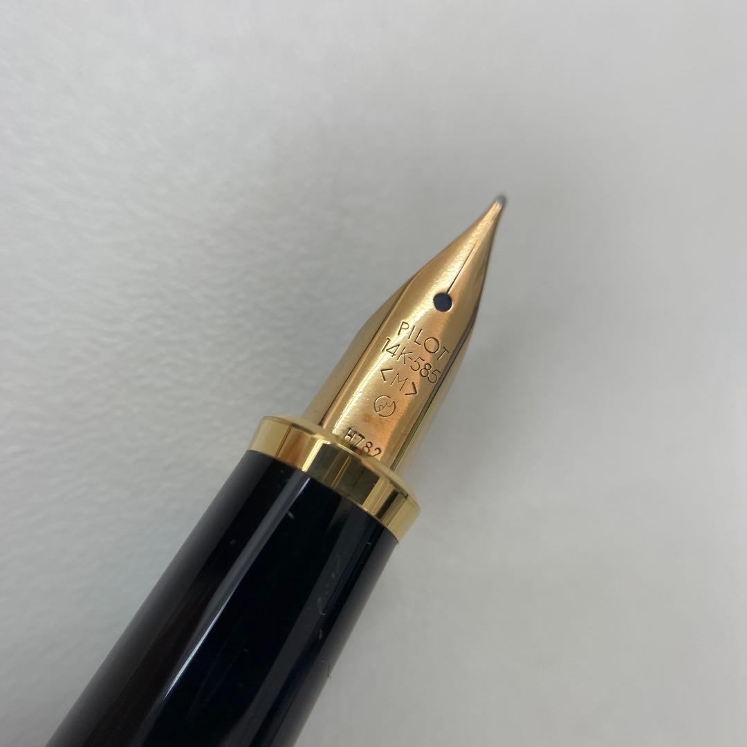 PILOT 585 K14 fountain pen with medium tip and gold K14 585 nib shown on white background