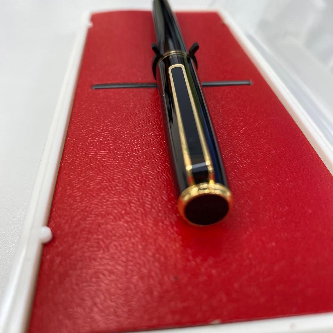 PILOT 585 K14 fountain pen with medium tip and gold K14 585 nib shown on white background