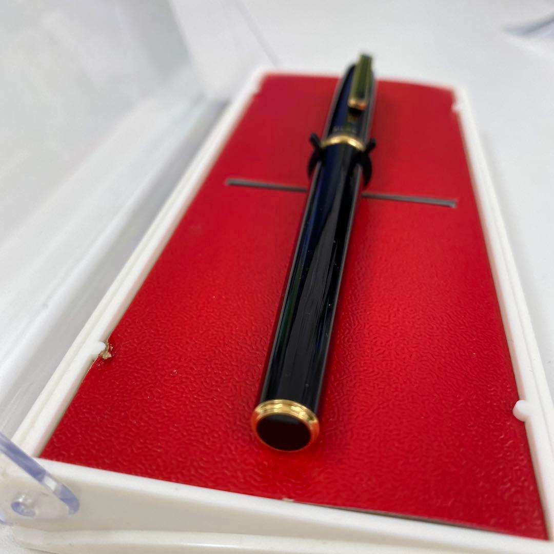PILOT 585 K14 fountain pen with medium tip and gold K14 585 nib shown on white background