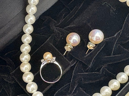 White pearl necklace with 42 cm length, matching ring size 9, and 12 mm pearl earrings 3-piece set