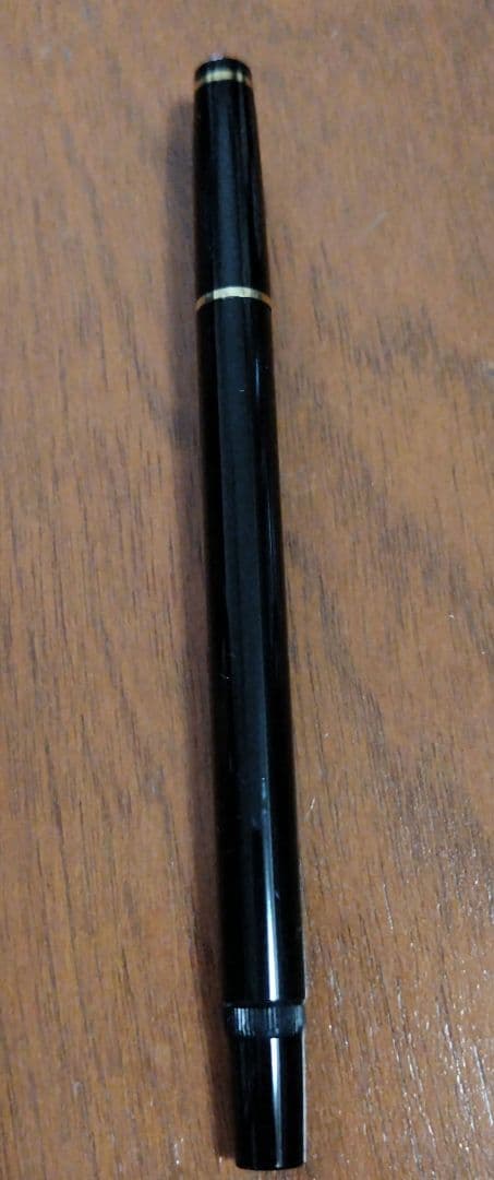 Pilot Sign Pen with cap showing retro design and sign pen tip type