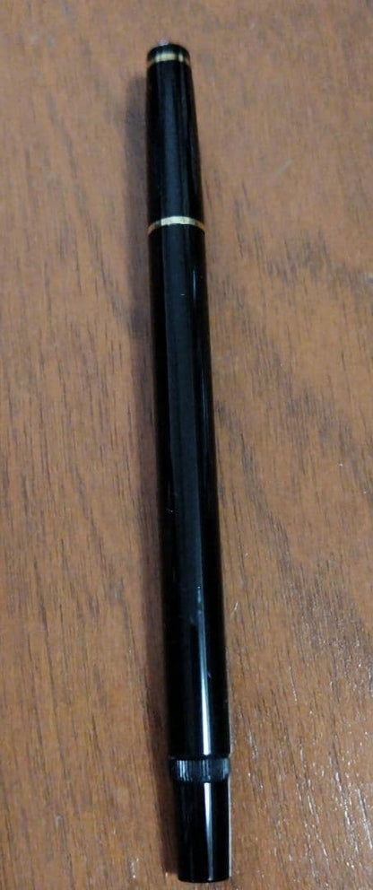 Pilot Sign Pen with cap showing retro design and sign pen tip type