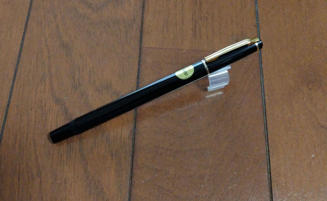 Pilot Sign Pen with cap showing retro design and sign pen tip type