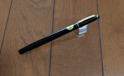 Pilot Sign Pen with cap showing retro design and sign pen tip type