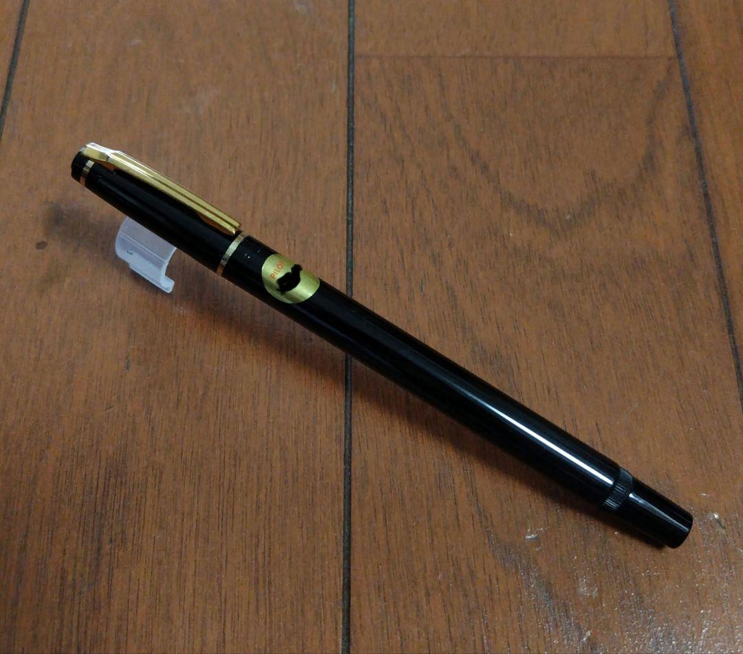 Pilot Sign Pen with cap showing retro design and sign pen tip type