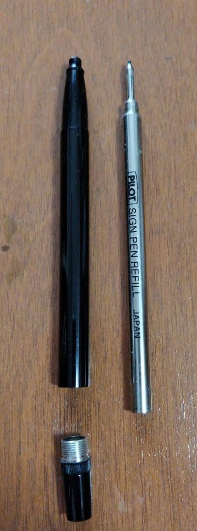 Pilot Sign Pen with cap showing retro design and sign pen tip type