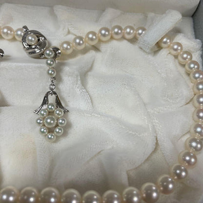 Tasaki necklace and earring set with 6.5-6.9mm Akoya pearls and silver chain approximately 43 cm long