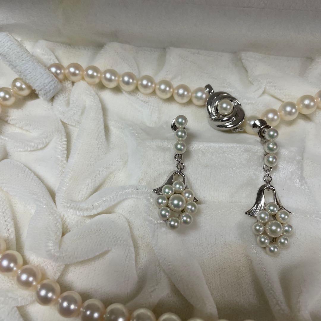 Tasaki necklace and earring set with 6.5-6.9mm Akoya pearls and silver chain approximately 43 cm long