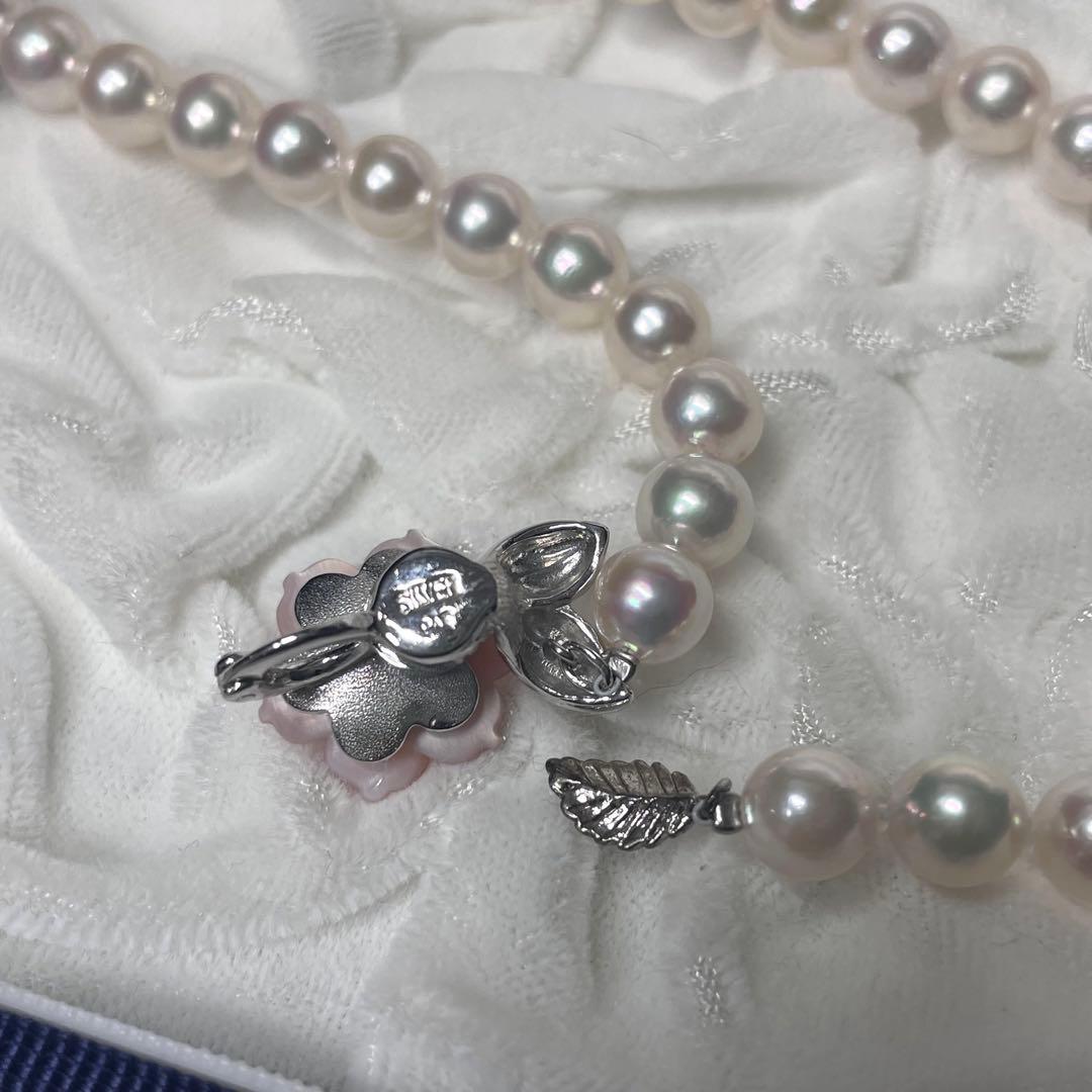 Akoya pearl necklace featuring 7.0-7.4mm pearls and 50cm length displayed on white background