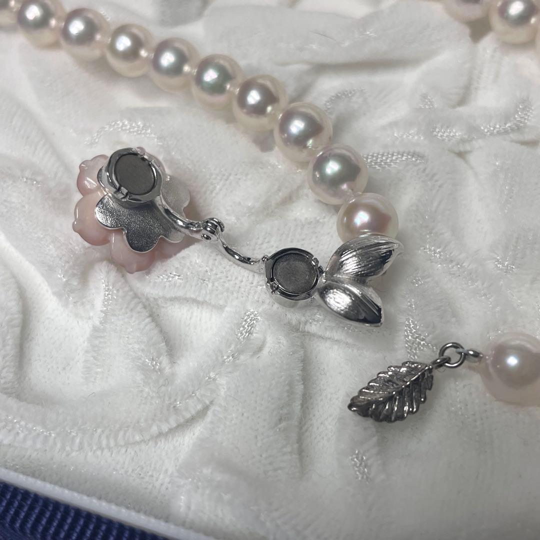 Akoya pearl necklace featuring 7.0-7.4mm pearls and 50cm length displayed on white background