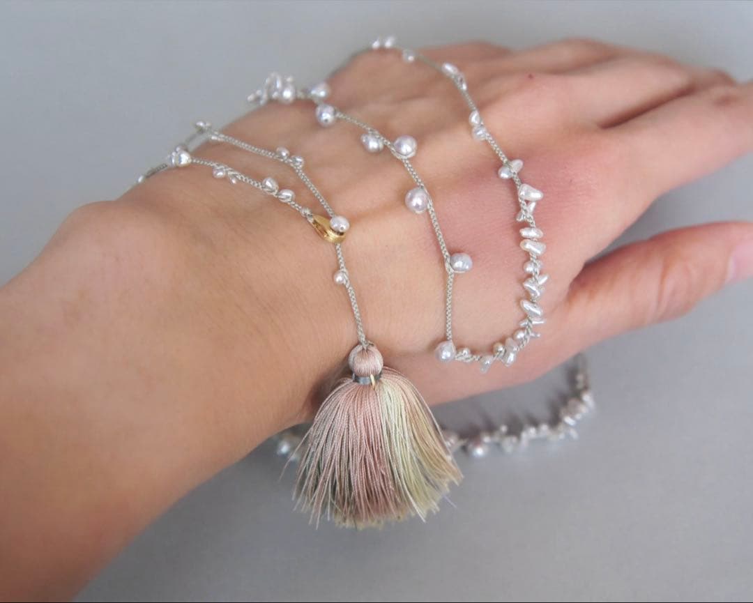 Kum Akoya pearl and Keshi pearl necklace on silk cord with tassel, total length 83 cm