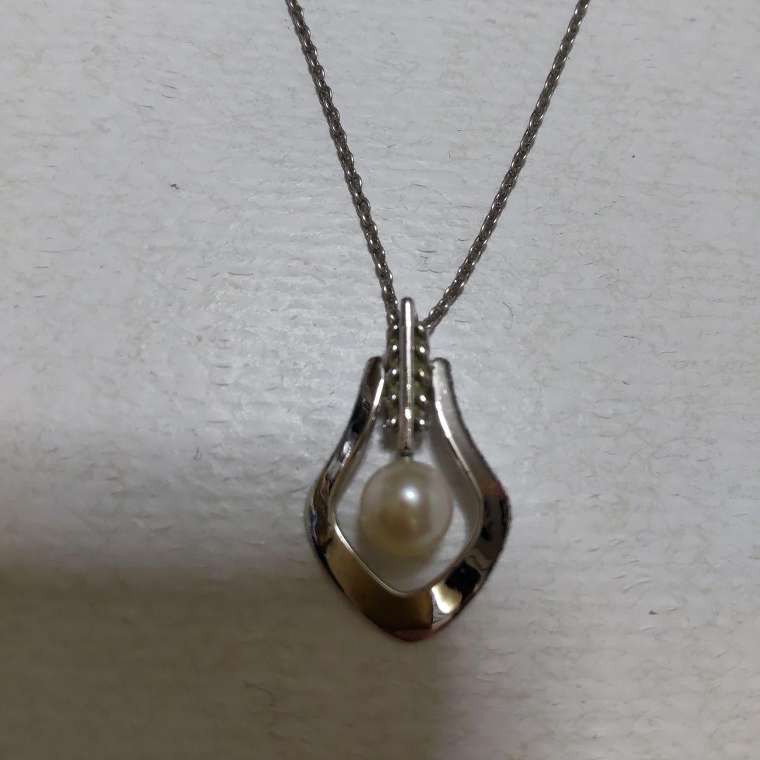 Mikimoto necklace featuring classic pearls in used condition with fine clasp and chain