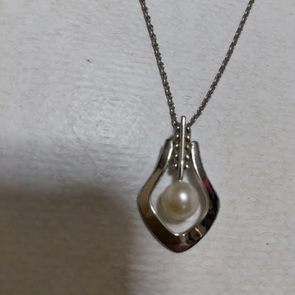 Mikimoto necklace featuring classic pearls in used condition with fine clasp and chain